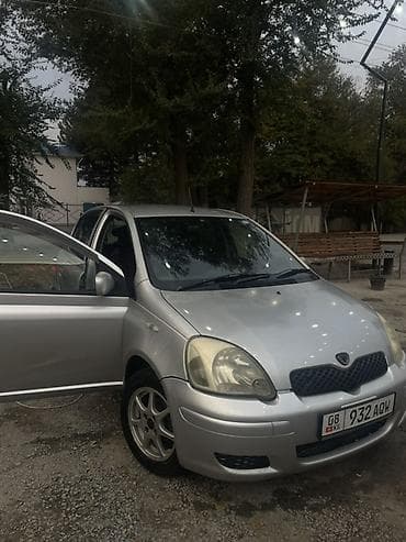 Тайота витц 1.3 2002года автомат Компактный хэтчбек серебристого