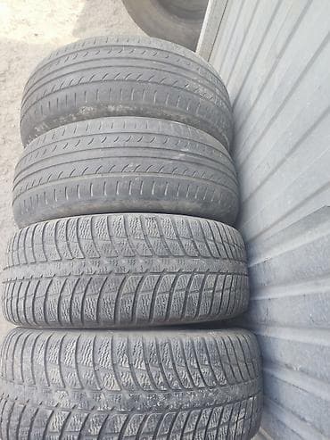 Комплект автомобильных шин, разный типоразмер и рисунок протектора