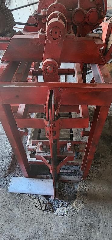 Сельхоз промышленность: Пескоблок чыгарган станок сатылат. 20 жана 15 размердеги матрицалары — 3