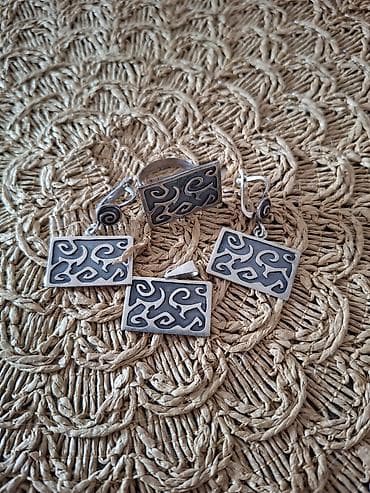 Набор украшений из серебристого металла с фактурным темнением и резным at lalafo.kg Набор украшений из серебристого металла с фактурным темнением и резным