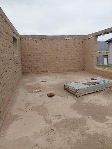 көчмө үйлөр: Недостроенный одноэтажный дом из самана/кирпича-сырца на ленточном — 6