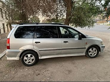 Mitsubishi Space Wagon: 2000 г., 2.4 л, Механика, Бензин, Минивэн