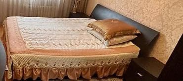 sofa bed: Двуспальная кровать с высоким изголовьем и комплектом спального — 1