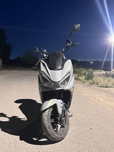 скутер матор: Скутер Benelli 250 (надпись на боковой панели). Городской макси-скутер — 6