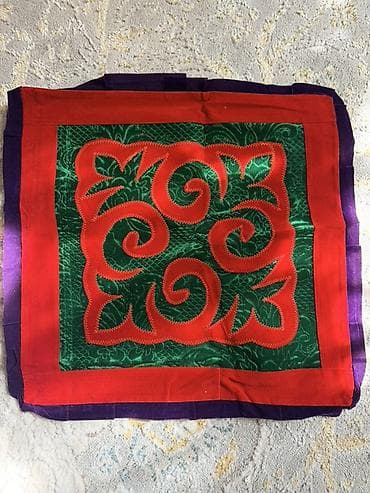 Традиционный комплект из национального текстиля: декоративная