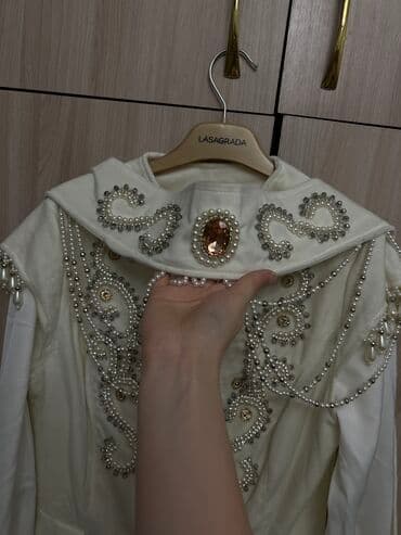 фата на девичник: Продаю шикарное платье ручной работы есть длинный жилет, внутри — 6