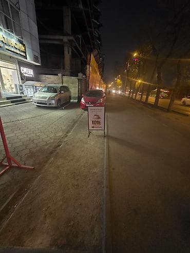 - Вывеска FAST FOOD у входа, ориентирами служит световой знак с