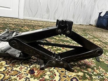 Домкрат ромбический с комплектом инструментов. - Тип: механический