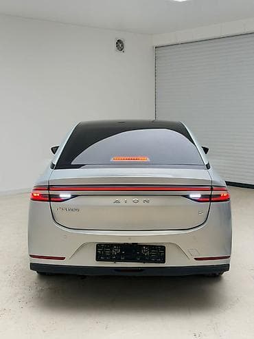 GAC: Электромобиль GAC Aion S Plus, серебристый седан Основные — 6