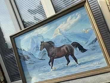 Декор жана интерьер: Картина с изображением лошади в зимних горах Размер 1 метр на 0.65 - — 2