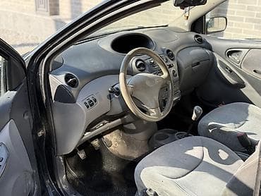 Toyota Yaris: 1999 г., 1 л, Механика, Бензин — 8
