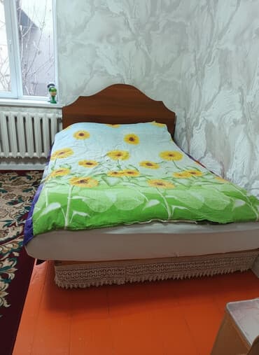 Кровать с деревянным изголовьем. Ширина 1.50.на 2