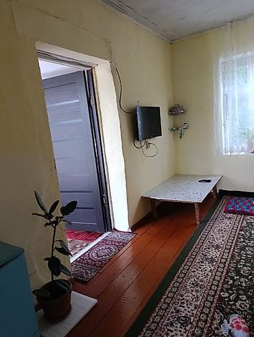 домо: Продаётся жилой дом с несколькими комнатами. - Просторная кухня - — 2