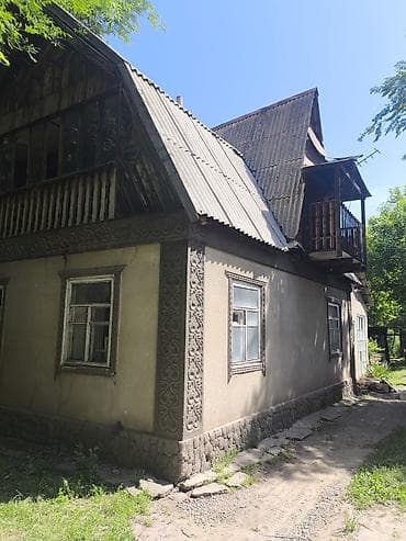 дом с мансардой: Продаётся частный дом с участком в тихом зелёном дворе. 8 соток - — 3