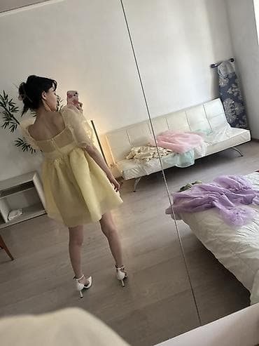 Эркектер кийими: Жёлтое короткое платье-бэбі-долл из полупрозрачного органза-шифона. - — 3