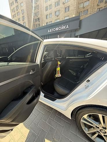 smart plus: Hyundai Elantra: 2018 г., Седан — 4