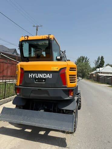 защищённый телефон: Колесный экскаватор Hyundai HW60ECO в желто-серой цветовой гамме — 2