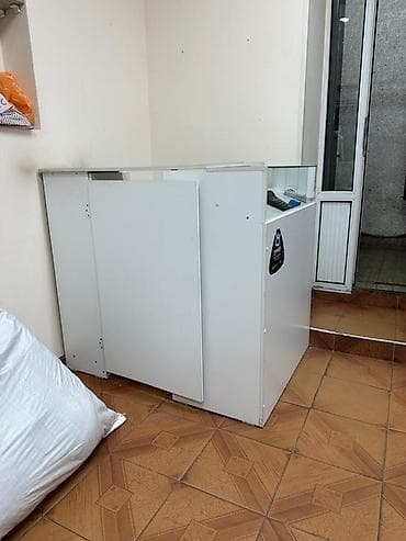 Торговое оборудование: Торговая стойка/ресепшн с витриной - Материал: ЛДСП белого цвета — 2