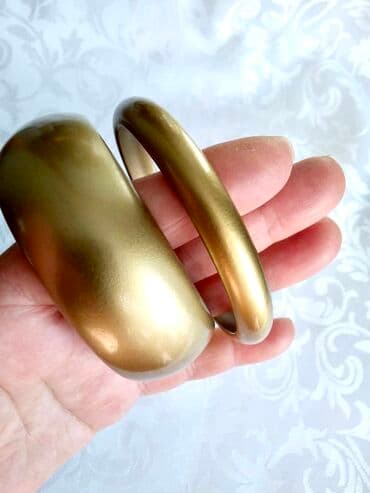 золотые часы женские с золотым браслетом фото и цены: Набор из двух браслетов под золото в коробочке. Ширина одного — 2