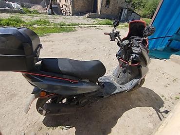 Скутер 50–150 см³ (визуально класс «гуанчжоу/японский стиль») с