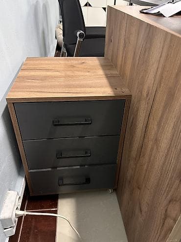 m 3: Офисный стол с тумбой и с тремя стульями — 2