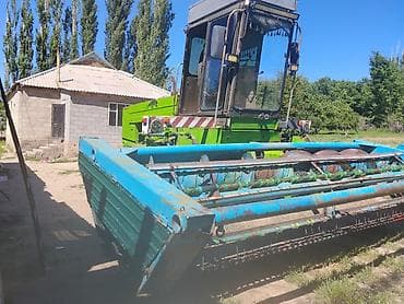 r14 175: Комбайн зерноуборочный с жаткой - Самоходный комбайн зелёного цвета с — 1