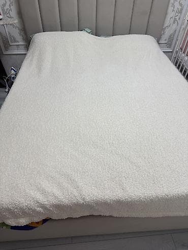 Продается двуспальная кровать. Кровать в отличном состоянии. Ткань для