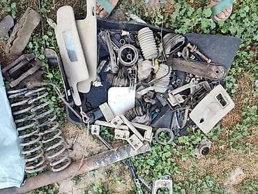 Запчасти Audi (вероятно Audi 80/90 B3/B4, седан/универсал) — разбор