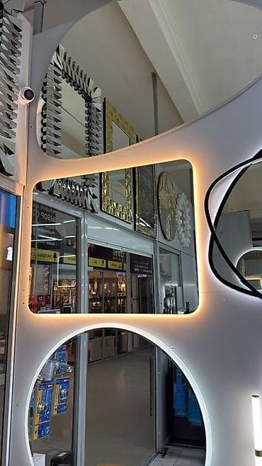 Дизайнерское настенное зеркало с подсветкой - Форма: асимметричная, с