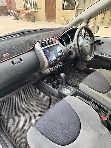 Honda Fit: 2002 г., 1.3 л, Автомат, Бензин, Хетчбек — 4