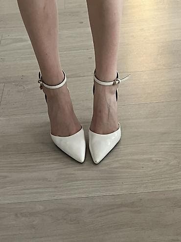 Сапоги: Белые женские лодочки на шпильке с ремешком вокруг щиколотки. - — 3