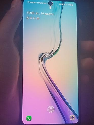 сумки для телефонов: Смартфон с безрамочным дисплеем и фронтальной камерой в круглой выемке — 1