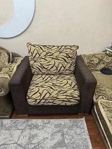 паталь: Кресло с широкими подлокотниками и мягкими съемными подушками. - — 1