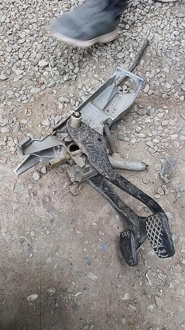 боковой тырмоо: Педальный узел для МКПП (педали сцепления и тормоза в сборе) - — 3