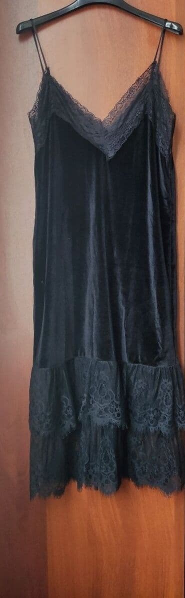 бархатное платье с открытыми плечами: Бархатное платье-комбинация новое,прямого покроя,размер стандарт до — 2