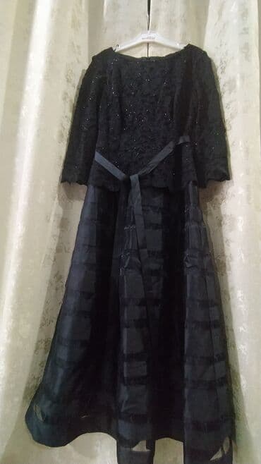 вечерний костюм: Вечернее платье. Размер S.
Надевалось один раз на выпускной — 3