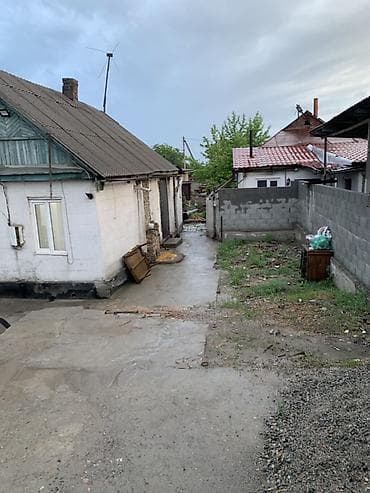 Үйлөр: Земельный участок с домом и хозяйственными постройками. Описание: - — 2