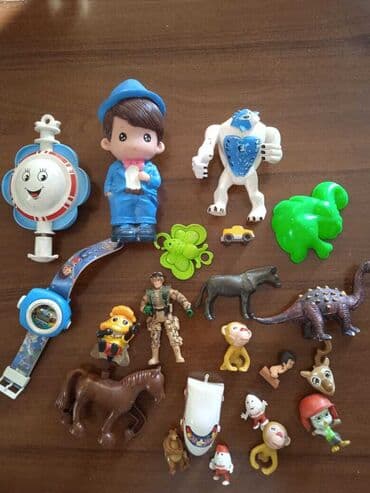 машинка на управление: Набор разнообразных игрушек для детей. Включает в себя фигурки людей — 2