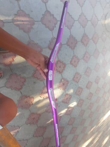 купить передний переключатель скоростей на велосипед: Фиолетовый руль LUNDJER для велосипеда имеет изогнутую форму и — 1