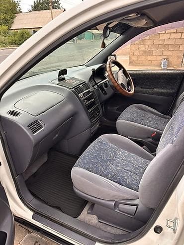 минвены: Toyota Ipsum: 1997 г., Минивэн — 6