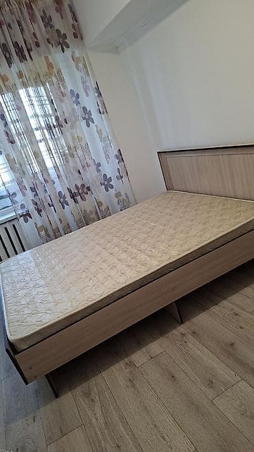 Двуспальная кровать с матрасом - Размер: ориентировочно 140–160 × 200