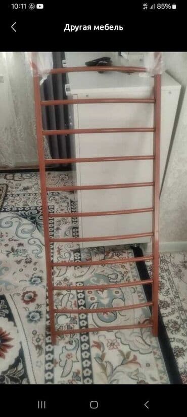 Телевизор LG с черной рамкой и красной полосой по периметру экрана