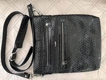 Сумки: Сумка через плечо из черной кожи с тиснением под рептилию. - Формат — 1