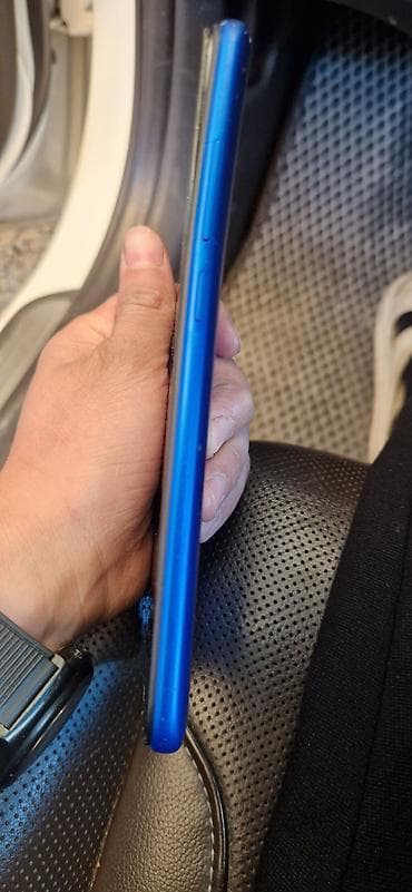 Представляем смартфон Redmi от Xiaomi в синем цвете. Устройство имеет