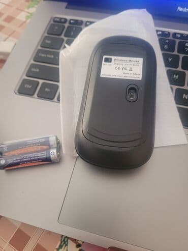 Беспроводная мышь черного цвета. Удобная и компактная, подходит для