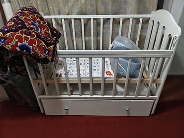 Детская кроватка из белого ЛДСП/МДФ с продольными рейками и фигурными — 1