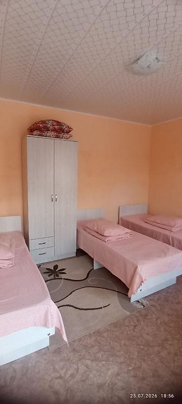 Номера от двух до 4х персон. В каждом номере есть душ, туалет