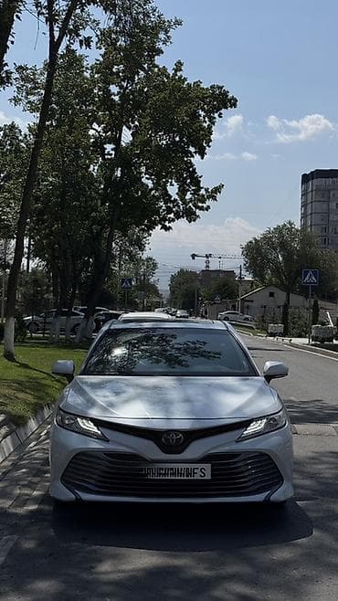 byd e9: Toyota Camry: 2018 г., Гибрид, Седан — 1