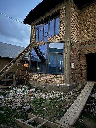 пластмассовый: Новое пластиковое окно с белой рамой, состоящее из нескольких секций — 4