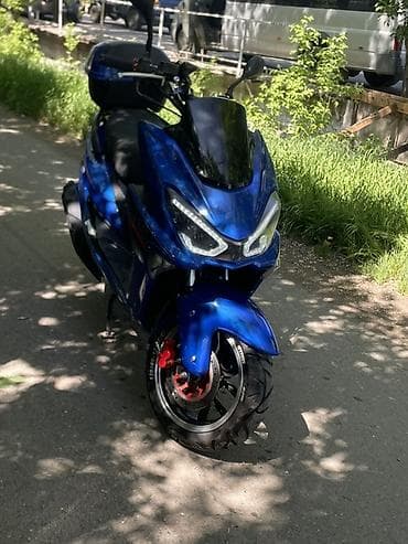 Скутер 150–200 см³ (ориентир по габаритам), с агрессивным спортивным